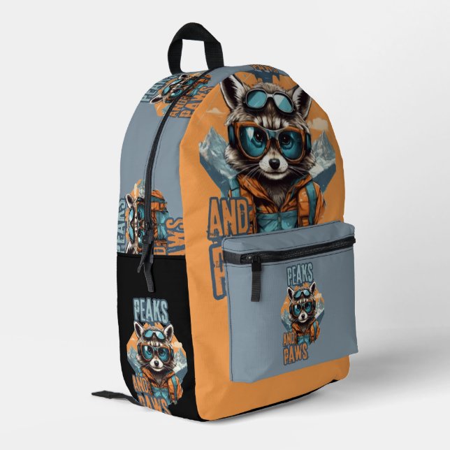 Urban Raccoon mit Adventure Vibes Bedruckter Rucksack (Rückseitige Ecke links)