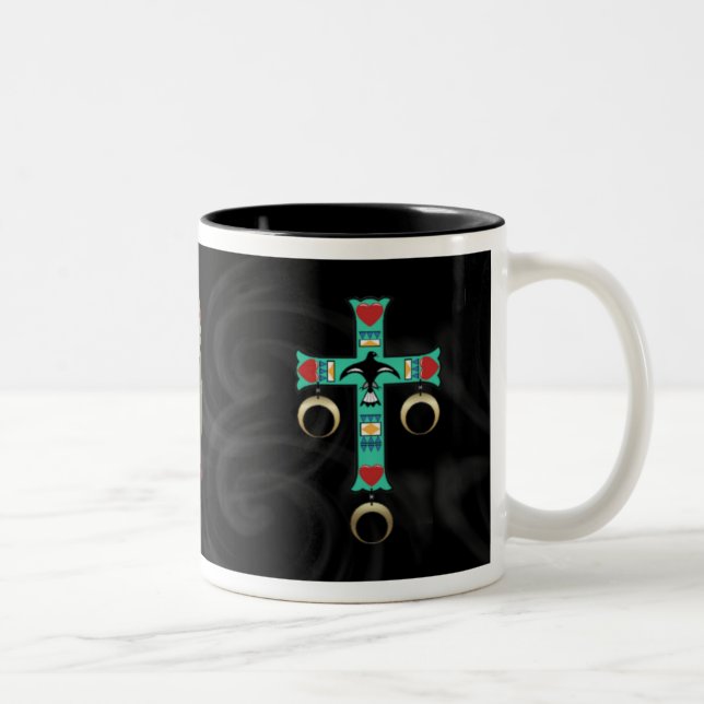 Ureinwohner-Kreuz mit zwei Federn Zweifarbige Tasse (Rechts)