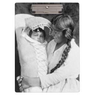 Ureinwohner-Mutter mit ihrem Papoose Klemmbrett