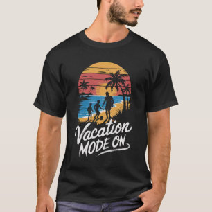 Urlaub am Strand von Vater und zwei Söhnen T-Shirt