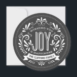 URLAUB JOY CHALKBOARD RUNDE FOTO GREETING FEIERTAGSKARTE<br><div class="desc">WÜNSCHEN SIE SICH: Helle und fröhliche, runde Weihnachtsschalkpappe mit Retro-Banner, Vintager Schwarz-Weiß-Typografie und extravaganten Wirbel. Personalisieren Sie diese dekorative Foto Grußkarte mit Ihrem Familiennamen. Fügen Sie Ihr Lieblings-Familienbild hinzu und passen Sie den Text an. Zeitgenössische, klassische, moderne und stilvolle Art und Weise zu schicken angesagte fröhliche Winterurlaub Grüße an alle...</div>