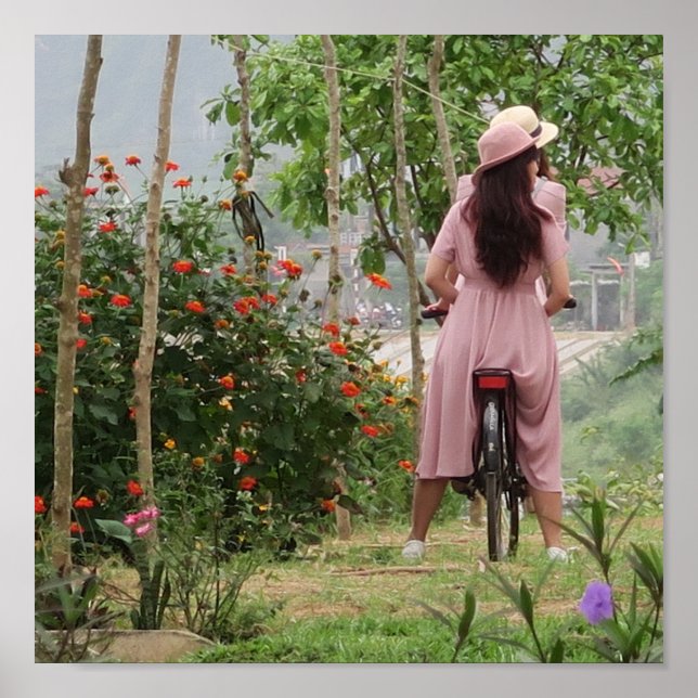 Urlaub, junges asiatisches Mädchen in Kleidung auf Poster (Vorne)