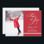 Urlaubsfotokarte Wird Frieden und Freude in Rot Feiertagskarte<br><div class="desc">Eine elegante,  zeitgenössische Weihnachtskarte hat einen vertikalen Bildschirmmuster und "Frieden und Freude" in einer dekorativen Skript-Polizei auf der Vorderseite und ein Muster von diagonalen Streifen auf der Rückseite. Rote und weiße Farbe.</div>