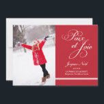 Urlaubsfotokarte Wird Frieden und Freude in Rot Feiertagskarte<br><div class="desc">Eine elegante,  zeitgenössische Weihnachtskarte hat einen vertikalen Bildschirmmuster und "Frieden und Freude" in einer dekorativen Skript-Polizei auf der Vorderseite und ein Muster von diagonalen Streifen auf der Rückseite. Rote und weiße Farbe.</div>