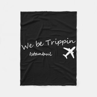 Urlaubsshirt We Be Trippin Reiseziel Ista Fleecedecke