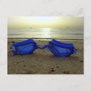 Urlaubszeit, blaue Brille am Strand Postkarte