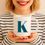 Urschrift | Aquamarin Monogram Modern Stilvoll Coo Kaffeetasse<br><div class="desc">Einfache,  stilvolle,  kundenspezifische Anfangsbuchstaben monogramm Kaffee Tasse in moderner minimalistischer Typografie in aquamarin blau. Ein perfektes Geschenk oder Accessoire mit persönlicher Touch!</div>