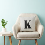 Urschrift | Monogram Modern Stylish Trendy Kissen<br><div class="desc">Einfaches, stilvolles, individuelles Monogramm-Kopfkissen in moderner minimalistischer Typografie in schwarz auf putty-grauem Hintergrund. Ein perfektes Geschenk oder Accessoire mit persönlicher Touch!</div>