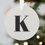 Urschrift | Monogram Modern Stylish Trendy Ornament<br><div class="desc">Einfache,  stilvolle,  kundenspezifische Anfangsbuchstaben Monogramm-Ornament in moderner minimalistischer Typografie in schwarz auf putty-grauem Hintergrund. Ein individuelles Geschenk oder Urlaubszubehör mit persönlicher Touch!</div>