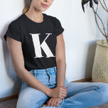 Urschrift | Monogram Modern Stylish Trendy T-Shirt<br><div class="desc">Einfache,  stilvolle,  individuelle Anfangsbuchstaben Monogramm T - Shirt Frauen in modernen minimalistischen Typografie in Weiß. Ein perfektes Geschenk oder Mode-Accessoire mit persönlicher Touch!</div>