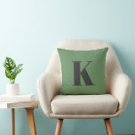 Urschrift | Monogram Modern trendy Sage Green Kissen<br><div class="desc">Einfaches, stilvolles, individuelles Monogramm-Kissen in moderner minimalistischer Typografie in dunkelgrau auf Salbei grün. Ein perfektes Geschenk oder Accessoire mit persönlicher Touch!</div>