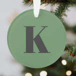 Urschrift | Monogram Modern trendy Sage Green Ornament<br><div class="desc">Einfaches,  stilvolles Urlaubssornament aus Monogramm-Anfangsbuchstaben in moderner minimalistischer Typografie in dunkelgrau auf Salbei grün. Ein individuelles Geschenk oder Weihnachts-Zuhause-Accessoire mit persönlicher Touch!</div>
