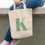 Urschrift | Monogram Modern trendy Sage Green Tragetasche<br><div class="desc">Einfache,  stilvolle,  individuelle Anfangsbuchstabe Monogramm Totbeutel in moderner minimalistischer Typografie in Salbei Grün. Ein perfektes Geschenk oder Mode-Accessoire mit persönlicher Touch!</div>