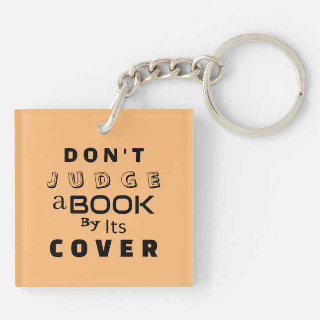 "Urteile ein Buch nicht nach seinem Cover" Peach Schlüsselanhänger (Rückseite)