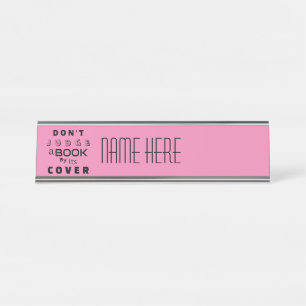 "Urteile ein Buch nicht nach seinem Cover" Pink, i Schreibtischnamensplakette
