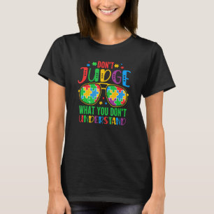 Urteile nicht, sei freundlich, Autismus-Puzzleteil T-Shirt