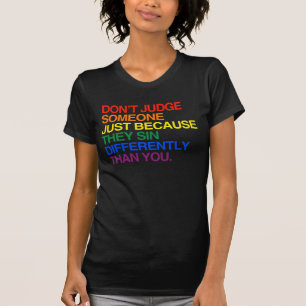 URTEILE NICHT ÜBER JEMANDEN, WEIL SIE ANDERS SÜNDI T-Shirt
