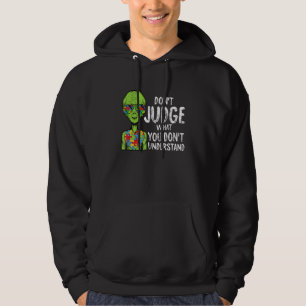 Urteilen Sie nicht, was Sie nicht verstehen Autism Hoodie
