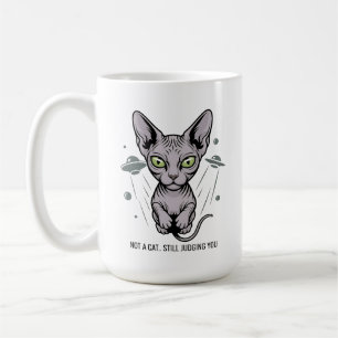 Urteilende Sphynx-Katze in Weltraum-Kunst Kaffeetasse