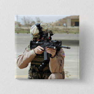 US Air Force Airman übernimmt Sicherheit Button