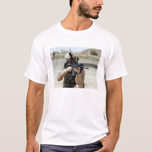 US Air Force Airman übernimmt Sicherheit T-Shirt (Vorderseite)