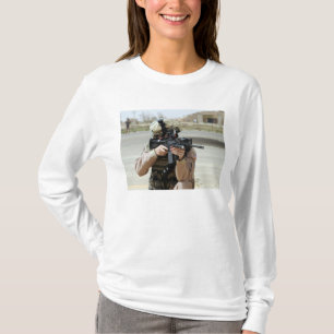 US Air Force Airman übernimmt Sicherheit T-Shirt