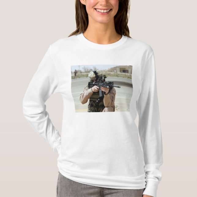 US Air Force Airman übernimmt Sicherheit T-Shirt (Vorderseite)