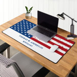 US-amerikanische Flagge Personalisiert Militär Schreibtischunterlage<br><div class="desc">Thin Blue Line Police Desk Mat - Amerikanische Flagge modernes,  weißes und blaues Design. Personalisieren mit dem Namen der Offiziere. Diese personalisierte Militärschreibmatte eignet sich hervorragend für militärische Zweigstellen,  Veteranen,  Polizeiabteilungen und Strafverfolgungsbeamte. COPYRIGHT © 2023 Judy Burrows,  Black Dog Art - Alle Rechte vorbehalten. US-amerikanische Flagge Personalisierter Militärschreibtisch matt</div>