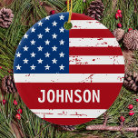 US-amerikanische Flagge Personalisiert Red Blue Pa Keramik Ornament<br><div class="desc">Dieses Dekor der amerikanischen Fahne ist der perfekte Weg, Ihren patriotischen Geist in dieser Feriensaison zu zeigen. Das Dekor zeichnet sich durch das Design der US Flagge in fett rot, weiß und blau aus. Es ist ein großartiges Geschenk für Militärveteranen und ihre Familien, oder für jeden, der Amerika Liebe und...</div>