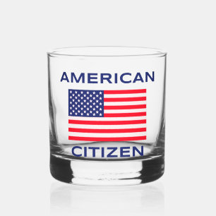 US-Bürger hält mutig USA-Flagge in Glasgestein Whiskyglas