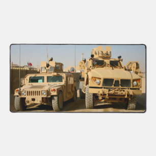 US HMMWV VS MRAP VEHICLES SCHREIBTISCHUNTERLAGE