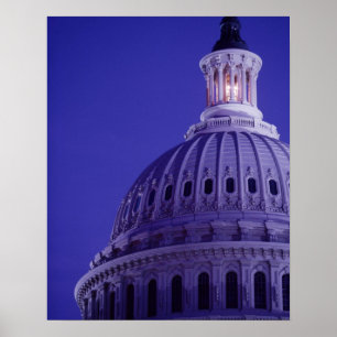 US-Kapitol bei Dämmerung mit Licht in der Kuppel a Poster