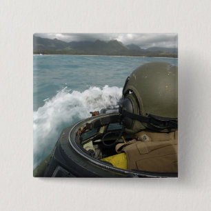 US-Marine fährt ein amphibisches Angriffsfahrzeug Button