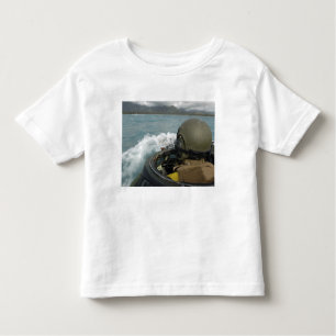 US-Marine fährt ein amphibisches Angriffsfahrzeug Kleinkind T-shirt