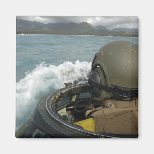 US-Marine fährt ein amphibisches Angriffsfahrzeug Magnet (Vorne)