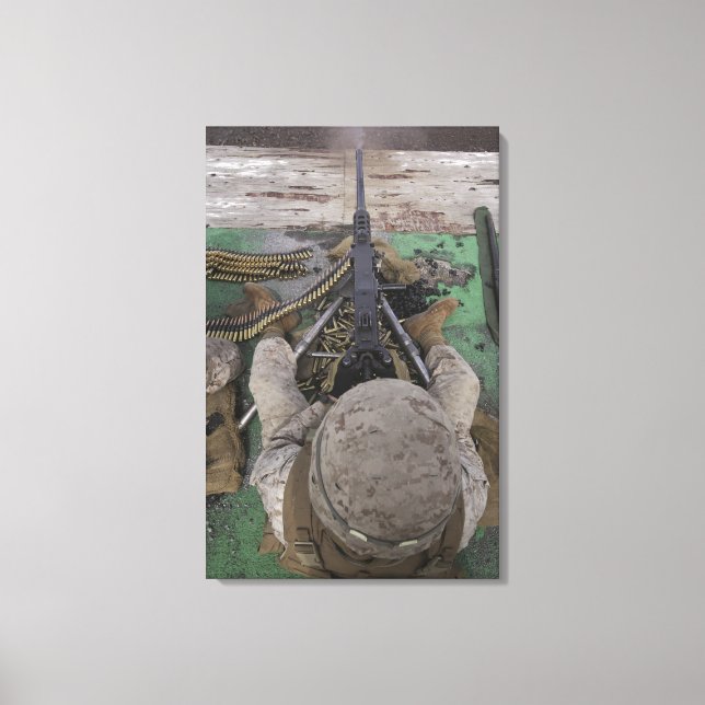 US Marine feuert eine Maschinenpistole vom Typ M2  Leinwanddruck (Vorderseite)