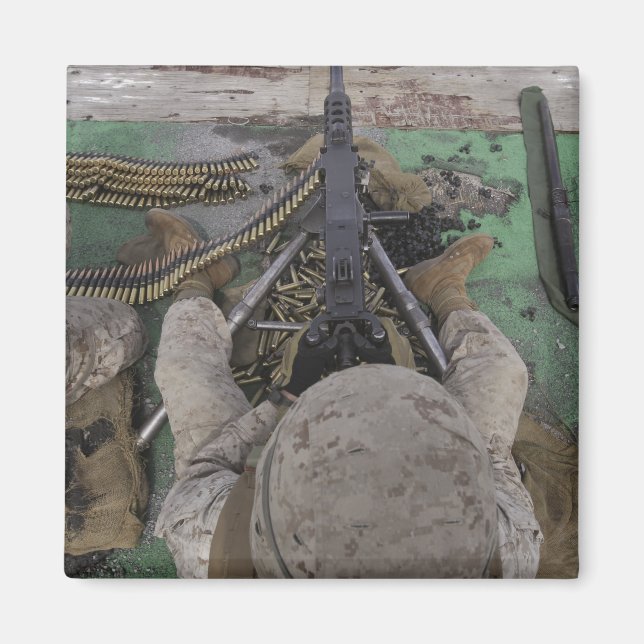 US Marine feuert eine Maschinenpistole vom Typ M2  Magnet (Vorne)