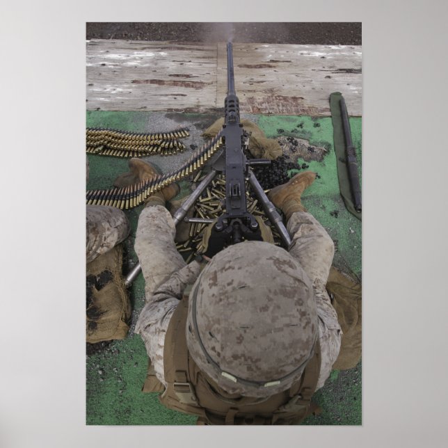 US Marine feuert eine Maschinenpistole vom Typ M2  Poster (Vorne)