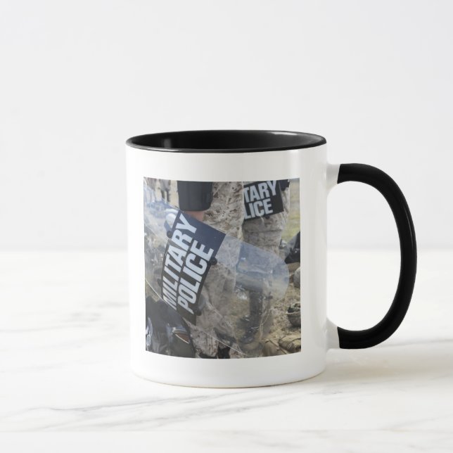 US-Marineinfanteristen und -Matrosen treiben Unruh Tasse (Rechts)