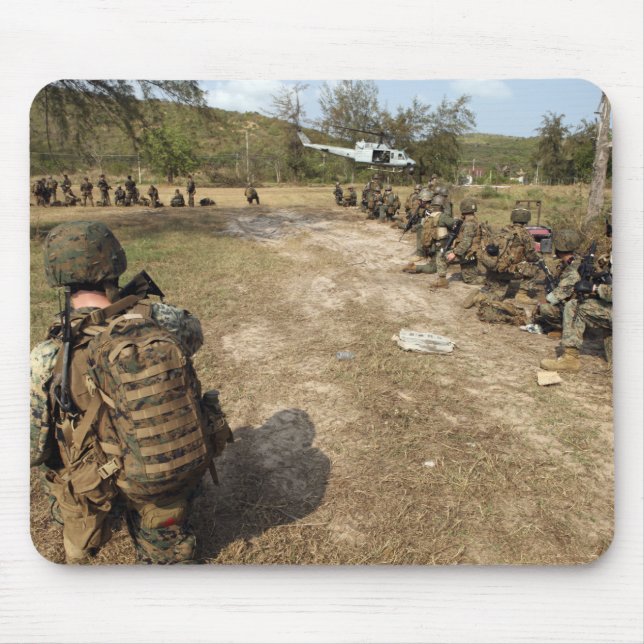 US-Marines bieten Sicherheit als UH-1N Mousepad (Vorne)