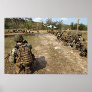 US-Marines bieten Sicherheit als UH-1N Poster