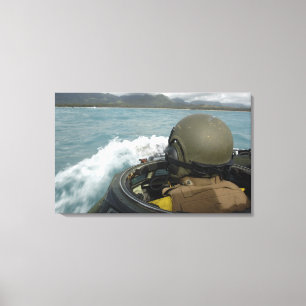 US-Marinesoldat, der ein Angriff mit Leinwanddruck