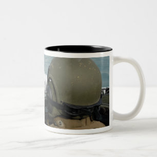 US-Marinesoldat, der ein Angriff mit Zweifarbige Tasse