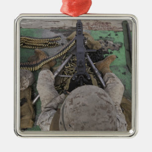 US-Marinesoldat feuert ein Kaliber-Maschinengewehr Ornament Aus Metall