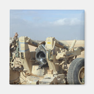 US-Marinesoldaten bereiten vor sich, eine Haubitze Magnet