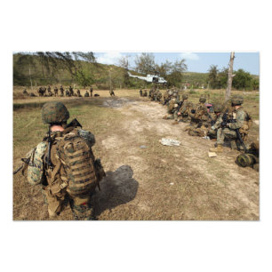 US-Marinesoldaten stellen Sicherheit als UH-1N zur Fotodruck