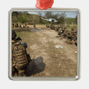 US-Marinesoldaten stellen Sicherheit als UH-1N zur Ornament Aus Metall