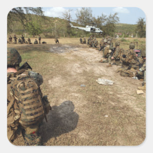 US-Marinesoldaten stellen Sicherheit als UH-1N zur Quadratischer Aufkleber