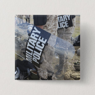 US-Marinesoldaten und -seeleute ziehen Button