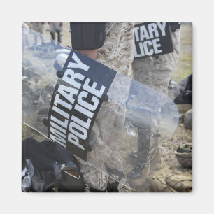 US-Marinesoldaten und -seeleute ziehen Magnet